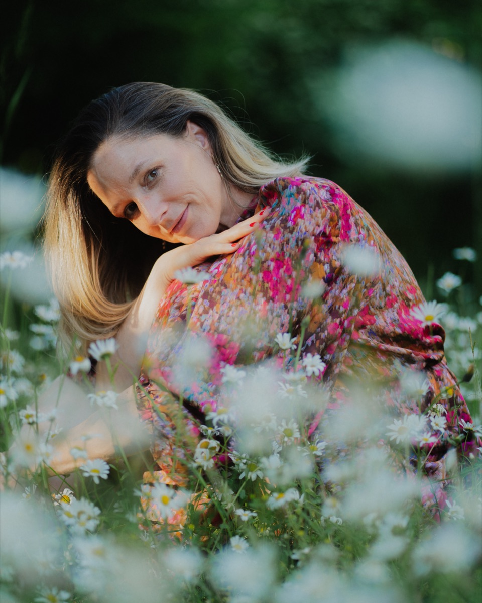 Coco Buchmann in einer Blumenwiese